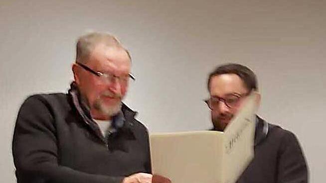 Wilhelm Eberlein erhält von Markus Stockmann eine Auszeichnung.       -  Wilhelm Eberlein erhält von Markus Stockmann eine Auszeichnung.