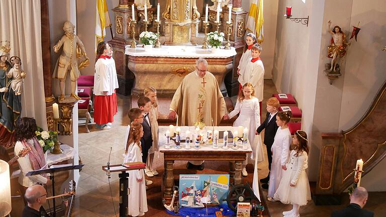 Die Kommunionkinder aus Hausen und Erbshausen-Sulzwiesen an ihrem Erstkommuniontag in der Hausener Pfarrkirche St. Wolfgang. Pfarrer Helmut Rügamer war Zelebrant.