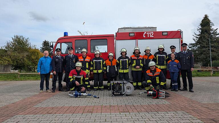 Auf dem Foto 1. Bürgermeister Thomas Fischer, KBM Manfred Wawaretschga,  Michael Mühlfeld, Dietmar Friedrich, Michael Trapp, Annabell Friedrich, Andreas Mühlen, Sam Riley, René Götz, Michael Diemer, Unfallopfer Jolien Grüning, 1. Kdt. Dominik Fischer, Sven Perleth; vorne Benjamin Karlein und Peter Hauck.