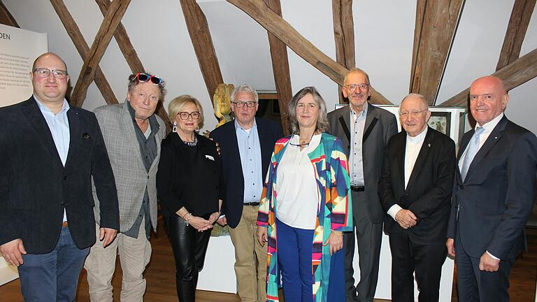 Protagonisten der Ausstellungseröffnung im 'Kloster Wechterswinkel' (von links): Bastheims Bürgermeister Tobias Seufert, Künstler Thomas Lange, Kreiskulturmanagerin Astrid Hedrich-Scherpf, Bezirksheimatpfleger Klaus Reder, Vorsitzende des Kunstvereins Eva Warmuth, Kurator Jürgen Lenssen, Weihbischof em. Ulrich Boom und Landrat Thomas Habermann.