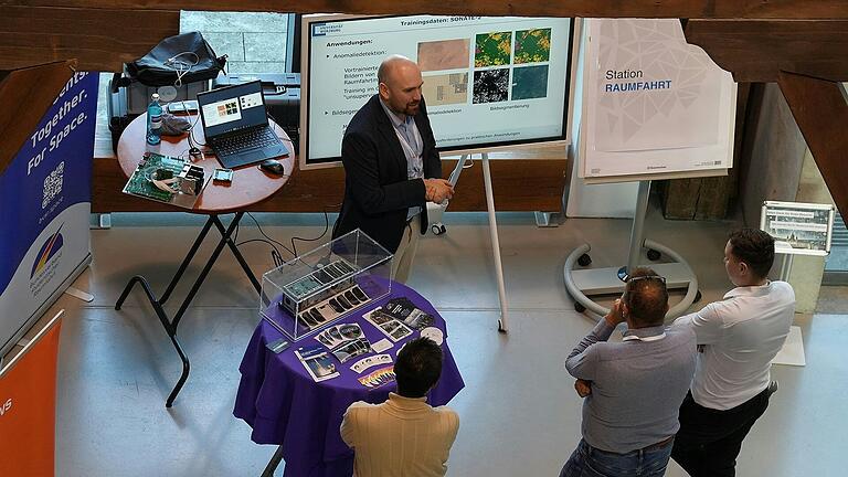 Mit „KI in der Raumfahrt“ befasste sich Tobias Herbst, wissenschaftlicher Mitarbeiter im Bereich Raumfahrttechnik der Julius‐Maximilians‐Universität Würzburg (JMU). Mit „KI in der Raumfahrt“ befasste sich Tobias Herbst, wissenschaftlicher Mitarbeiter im Bereich Raumfahrttechnik der Julius‐Maximilians‐Universität Würzburg (JMU).