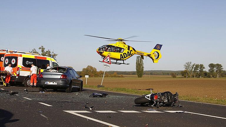 Sieben Personen wurden verletzt, als es bei Unterspiesheim zu einem Unfall mit einem Motorrad und Pkws kam.