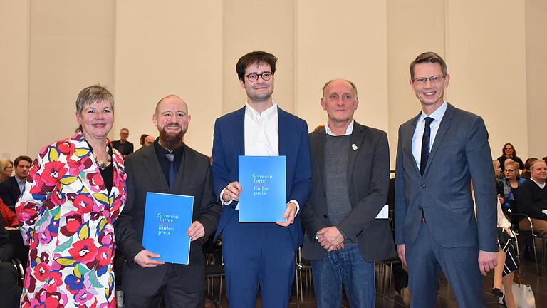 Der Kunstförderpreis 2020 der Stadt Schweinfurt wurde von Oberbürgermeister Sebastian Remelé (rechts) an die beiden Preisträger Robert Weissenbacher und Daniel Asadi Faezi (Zweiter und Dritter von links) übergeben. Darüber freuten sich auch die beiden Laudatoren des Abends, Andrea Brandl (Kunsthalle) und Jürgen Dahlke (Disharmonie).