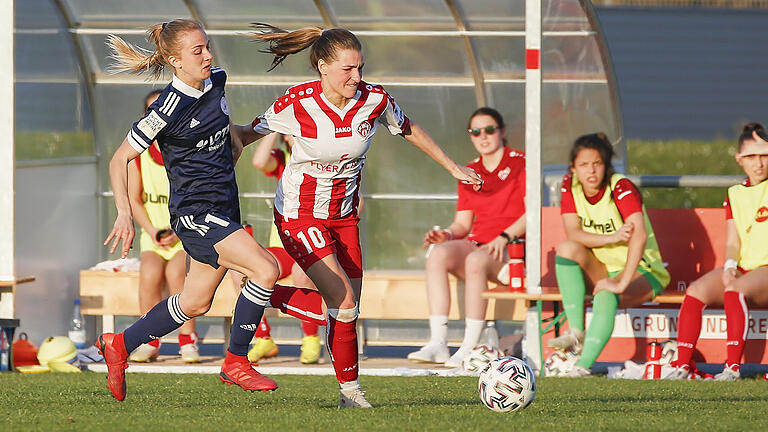 Medina Desic (rechts) von den Frauen der Würzburger Kickers setzt sich im Zweikampf gegen ihre Gegenspielerin Marie Schaefer (links) durch.