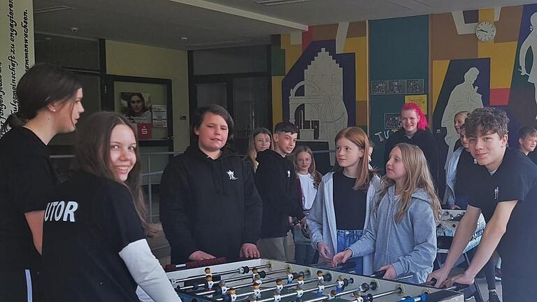 Schüler der Jakob-Kaiser-Realschule, einige tragen das schwarze Schul-Shirt mit Logo       -  Schüler der Jakob-Kaiser-Realschule, einige tragen das schwarze Schul-Shirt mit Logo