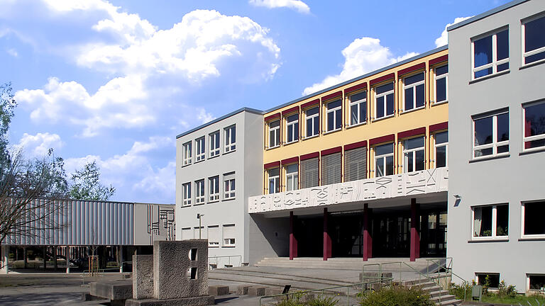 Das Friedrich-Koenig-Gymnasium in der Friedrichstraße in der Zellerau besitzt ein eigenes Schwimmbad.&nbsp;