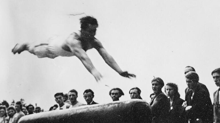 Gauturnfest 1949                 in Reiterswiesen auf dem Waldsportplatz.  Heute steht hier das Hotel Sonnenhügel.       -  Gauturnfest 1949                 in Reiterswiesen auf dem Waldsportplatz.  Heute steht hier das Hotel Sonnenhügel.