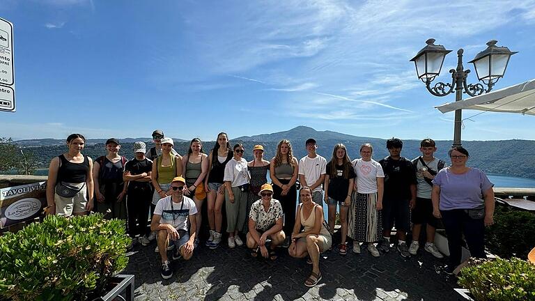 Im Bild die Ministranten und Betreuer vom Pastoralen Raum am Kreuzberg in Castel Gandolfo, die auch als Papststadt bekannt ist.