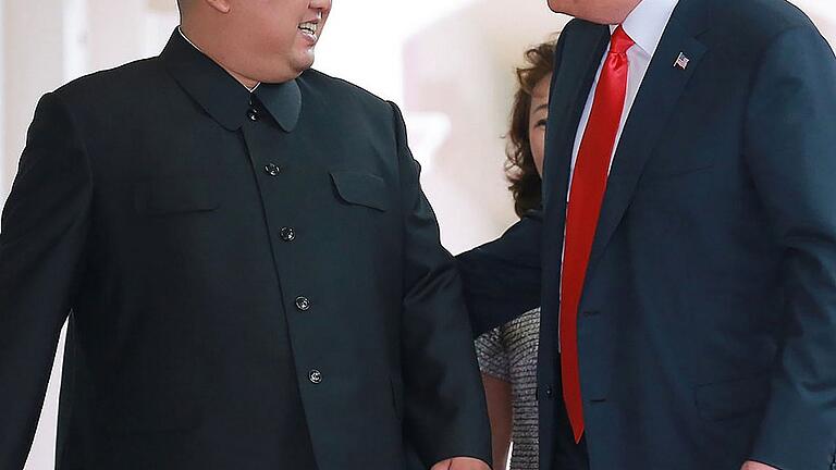 SINGAPORE-US-NKOREA-DIPLOMACY-SUMMIT       -  Ausgewählt höflich und herzlich gingen der US-Präsident Donald Trump und der nordkoreanische Diktator Kim Jong Un beim Gipfeltreffen in Singapur miteinander um. In den USA gab es daran auch Kritik.