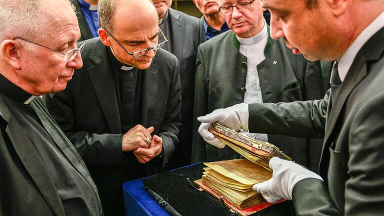 Doch so klein? Bischof Franz Jung schaut sich im Handschriftenlesesaal der Unibibliothek das Kiliansevangeliar an.