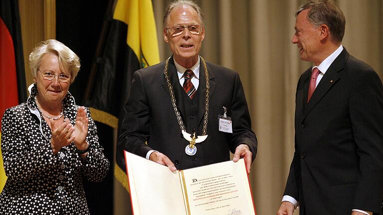 Der Würzburger Volker ter Meulen (Mitte), damals Präsident, bei der Ernennung der Leopoldina zur Nationalen Akademie Deutschlands 2008. Links Bundesforschungsministerin Annette Schavan, rechts Bundespräsident Horst Köhler.