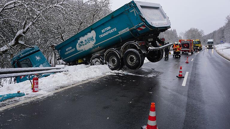 Von der Fahrbahn abgekommen war ein Lkw am Montagmorgen bei Bischofsheim (Lkr. Rhön-Grabfeld). Die B279 war an der Unfallstelle für mehrere Stunden gesperrt, Umleitungen waren eingerichtet.