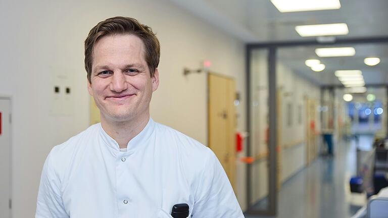 Oberarzt Johannes Waldschmidt freut sich mit Patientin Nadine Wilm, dass der Krebs durch eine neue Behandlung an der Uniklinik Würzburg derzeit unter Kontrolle ist.