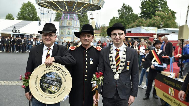 Nico Denner (rechts) heißt der neue Schützenkönig der Bürgerwehr Königsberg. Das beste Gesamtergebnis schoss Thomas Feickert (links). In der Mitte Hauptmann Manfred Barfuß. Nico Denner (rechts) heißt der neue Schützenkönig der Bürgerwehr Königsberg. Das beste Gesamtergebnis schoss Thomas Feickert (links). In der Mitte Hauptmann Manfred Barfuß.