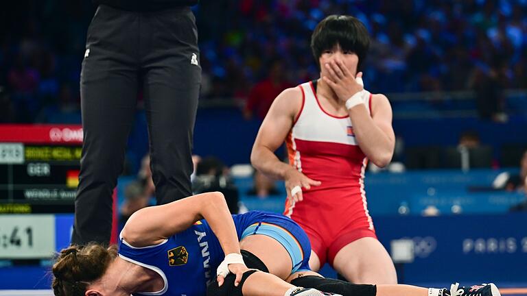 Paris 2024 - Ringen       -  Krümmte sich vor Schmerz: Ringerin Annika Wendle (l.) in ihrem Bronze-Kampf.
