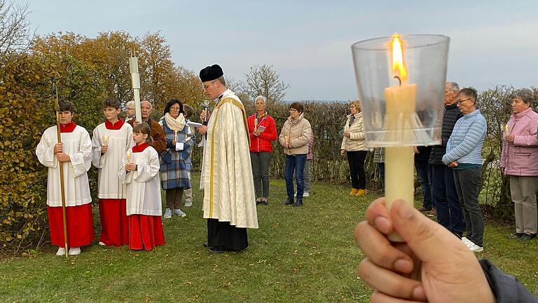 An den internationalen Friedensrosenkranz in der Kerlachkapelle schloss sich eine Lichterprozession unter der Leitung von Pfarrer Daigeler an.
