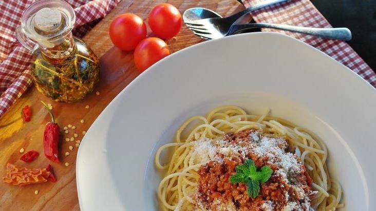 Noch eine große Portion Pasta nach 18 Uhr - macht das dick? Symbolfoto: pixabay.com/RitaE - Noch eine große Portion Pasta nach 18 Uhr - macht das dick? Symbolfoto: pixabay.com/RitaE Noch eine große Portion Pasta nach 18 Uhr - macht das dick? Symbolfoto: pixabay.com/RitaE - Noch eine große Portion Pasta nach 18 Uhr - macht das dick? Symbolfoto: pixabay.com/RitaE