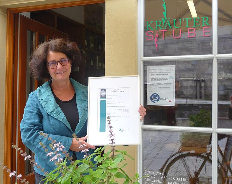 Auch Renate Drach erhielt für ihre 'Kräuterstube' die Auszeichnung vom Handelsverband Bayern.