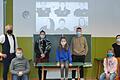 Mit ihrem Liedprojekt will die Udo-Lindenberg-Mittelschule den Menschen Mut machen, damit sie auch in Zeiten von Corona nicht verzweifeln. Von links: Rektor Achim Libischer, Elias Müller, Hela Endres, Sophia Tradt, Till Herbart, Lina Then und Lehrerin Kerstin Sauer. Im Hintergrund ein Standbild vom Video.