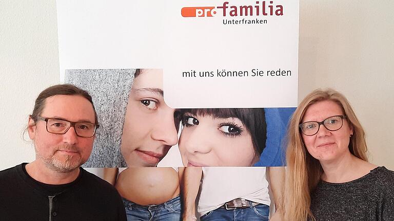 Sozialpädagoge Hans-Peter Breuner von pro familia in Würzburg und Martina Schneider, Geschäftsführerin beim pro familia Bezirksverband Unterfranken, haben viele Rückmeldungen auf die Absage des Bistums erhalten. Sozialpädagoge Hans-Peter Breuner von pro familia in Würzburg und Martina Schneider, Geschäftsführerin beim pro familia Bezirksverband Unterfranken, haben viele Rückmeldungen auf die Absage des Bistums erhalten.