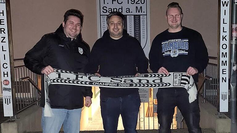 Neue Gesichter beim FC Sand: Der sportliche Leiter Dominik Garbatz (links) hat für die Saison 2023/24 Christian Breunig (Mitte) als neuen Trainer verpflichtet. Mit Sascha Haupt gibt es zudem einen neuen Torwarttrainer bei den Korbmachern. Neue Gesichter beim FC Sand: Der sportliche Leiter Dominik Garbatz (links) hat für die Saison 2023/24 Christian Breunig (Mitte) als neuen Trainer verpflichtet. Mit Sascha Haupt gibt es zudem einen neuen Torwarttrainer bei den Korbmachern. 