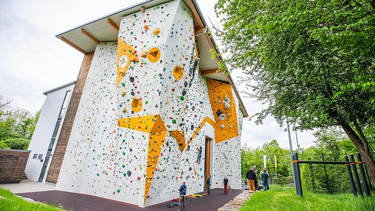 Seit 2018 gibt es an der DAV-Kletterhalle auch eine Außenkletterwand.