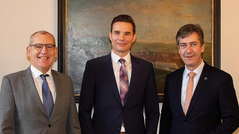 Die Zusammenarbeit ist besiegelt: Oberbürgermeister Christian Schuchardt (rechts) und der aktuelle Stadtbau-Geschäftsführer Hans Sartoris (links) freuen sich auf Lars Hoffmann. Die Zusammenarbeit ist besiegelt: Oberbürgermeister Christian Schuchardt (rechts) und der aktuelle Stadtbau-Geschäftsführer Hans Sartoris (links) freuen sich auf Lars Hoffmann.