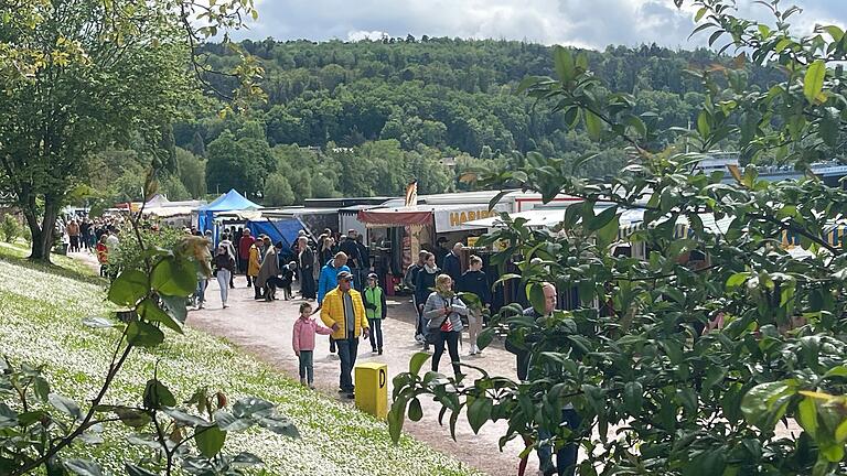 Der Maimarkt in Marktheidenfeld war gut besucht. Am Mainkai boten rund 40 Händlerinnen und Händler ihre Ware feil. Der Maimarkt in Marktheidenfeld war gut besucht. Am Mainkai boten rund 40 Händlerinnen und Händler ihre Ware feil.