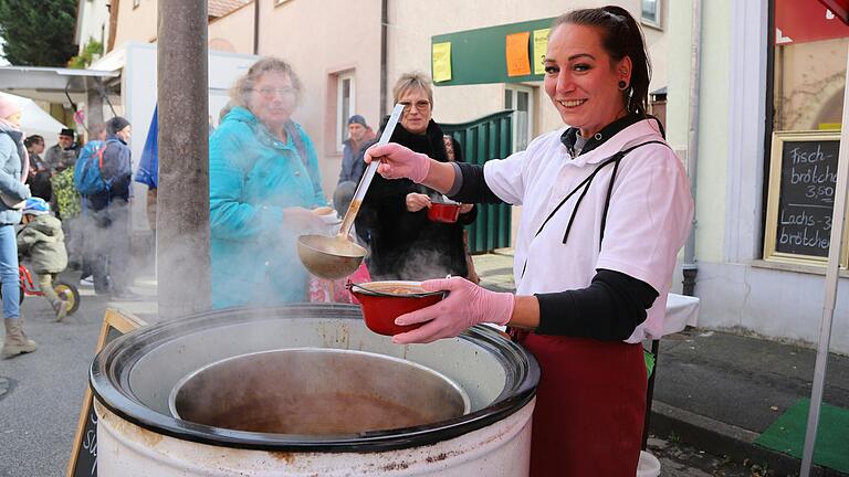 Die heiße Gulaschsuppe kam gut an. Die heiße Gulaschsuppe kam gut an.