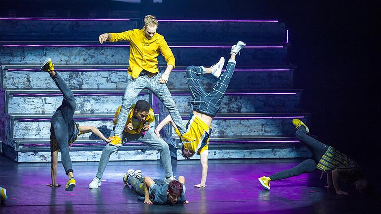 Die DDC zeigt beim Schweinfurter Kultursommer eine neue Version der Erfolgsshow Crazy. Die Aufnahme entstand bei der Premiere im Schweinfurter Theater im November 2019. Die DDC zeigt beim Schweinfurter Kultursommer eine neue Version der Erfolgsshow Crazy. Die Aufnahme entstand bei der Premiere im Schweinfurter Theater im November 2019.