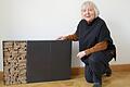 Ihr Objekt &quot;Triptychon von 2004&quot; übergab die Bildhauerin Madeleine Dietz an die Stiftung Kunstsammlung der Diözese Würzburg.