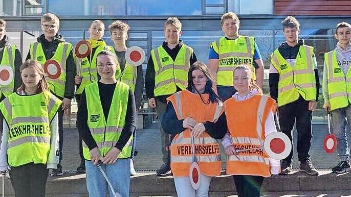 Zwölf neue Schülerlotsen hat die Freiherr-von-Lutz-Mittelschule in Münnerstadt. - Zwölf neue Schülerlotsen hat die Freiherr-von-Lutz-Mittelschule in Münnerstadt. Zwölf neue Schülerlotsen hat die Freiherr-von-Lutz-Mittelschule in Münnerstadt. - Zwölf neue Schülerlotsen hat die Freiherr-von-Lutz-Mittelschule in Münnerstadt.