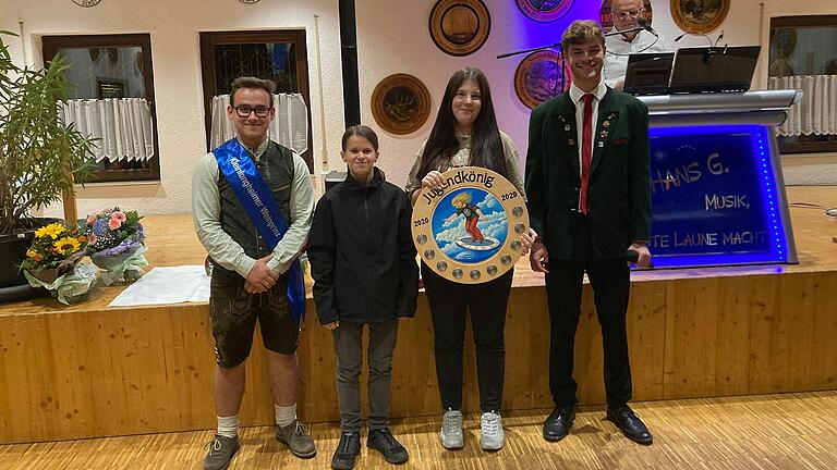 Das Foto zeigt Leon Gärtner (2. Jugend-Ritter), Lucie Voith (1. Jugendritter), Isabell Noack (Jugend-Schützenkönigin) und Maximilian Hertwig (1. Schützenmeister). Das Foto zeigt Leon Gärtner (2. Jugend-Ritter), Lucie Voith (1. Jugendritter), Isabell Noack (Jugend-Schützenkönigin) und Maximilian Hertwig (1. Schützenmeister).