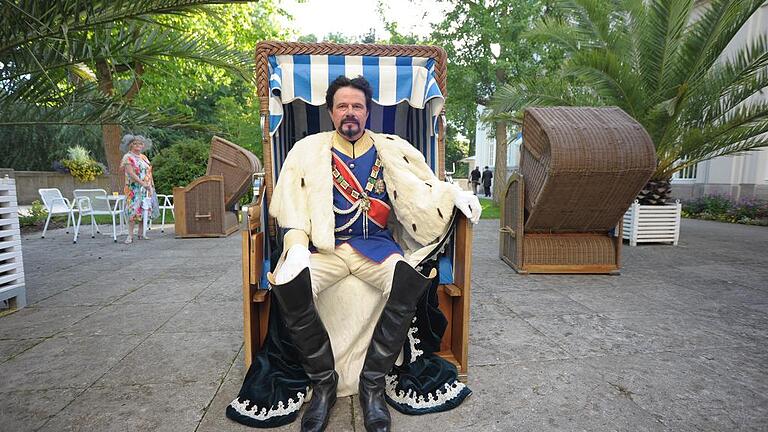 Kleines Päuschen gefällig? Ludwig II. bei einem Zwischenstopp nach der Vorstellung im Kurgarten. Kleines Päuschen gefällig? Ludwig II. bei einem Zwischenstopp nach der Vorstellung im Kurgarten.
