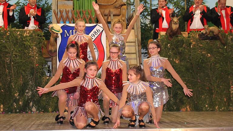 Die sieben Mädchen der Juniorengarde legte ihren glitzernden Kleidern einen fetzigen Tanz als 'Funky Girls' aufs Parkett. Die sieben Mädchen der Juniorengarde legte ihren glitzernden Kleidern einen fetzigen Tanz als 'Funky Girls' aufs Parkett.