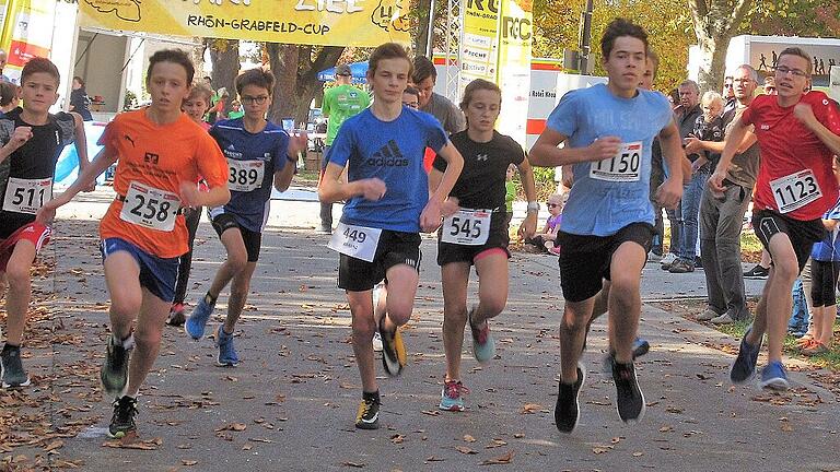 In Bad Königshofen steigt der letzte RGC-Lauf der Saison       -  Der TSV Bad Königshofen lädt als Veranstalter des 2. Kön.ig-Laufs Laufsportler an diesem Samstag, 12. Oktober, ein. Start und Ziel ist an der Trink- und Wandelhalle im Kurpark von Bad Königshofen. Umkleide- und Duschmöglichkeiten bestehen in der FrankenTherme. Der Lauf ist der letzte innerhalb der Laufserie Rhön-Grabfeld-Cup (RGC) 2019 und fließt somit in dessen Gesamtwertung mit ein. Anmeldungen sind bis Donnerstag, 10. Oktober, 13 Uhr, möglich unter llz-rhoengrabfeld.de. Startzeiten und Streckenlängen, 13 Uhr: U9 bis U12 (1000 m); 13.15 Uhr: U13 bis U16 (1500 m); 13.30 Uhr: Bambini (400 m); 13.45 Uhr: W/MJ U18 bis U20, Hobbylauf, Walking, Wandern (6600 m); 14.30 Uhr Hauptlauf (11000 m). (rd)