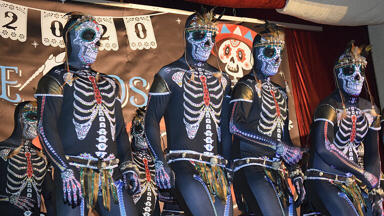 Nach Mexiko entführten die Karlburger Tanzknaben die Zuschauer beim Bunten Abend in Karlburg mit ihrem makabren Totentanz. Nach Mexiko entführten die Karlburger Tanzknaben die Zuschauer beim Bunten Abend in Karlburg mit ihrem makabren Totentanz.