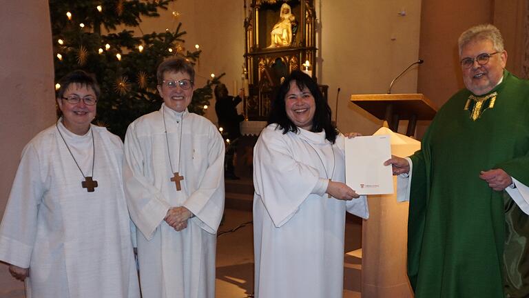 Übergabe des Errichtungsdekrets für den neuen Pastoralen Raum Am Kreuzberg an die drei Gottesdienstbeauftragten (von links) Ehrentraud May (Oberelsbach), Maria Ramsauer (Walddörfer) und Marion Eckert (Bischofsheim) durch Domkapitular Dietrich Seidel. Übergabe des Errichtungsdekrets für den neuen Pastoralen Raum Am Kreuzberg an die drei Gottesdienstbeauftragten (von links) Ehrentraud May (Oberelsbach), Maria Ramsauer (Walddörfer) und Marion Eckert (Bischofsheim) durch Domkapitular Dietrich Seidel.