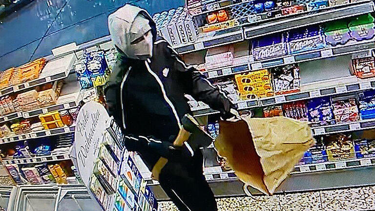 Die Polizei sucht nach einem Tankstellenräuber in Aschaffenburg. Die Polizei sucht nach einem Tankstellenräuber in Aschaffenburg.
