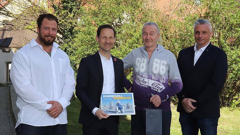 Viele Wortes des Dankes und dazu kleine Präsente erhielt Kurt Rienecker (Dritter von links), der 33 Jahre das Jugendhaus in Gerolzhofen geleitet hatte, zu seinem Abschied in den Ruhestand. Ihm gratulierten (von links) Personalrat Kim Müller, Bürgermeister Thorsten Wozniak und der Leiter des Personalwesens in der VG, Stephan Schmitt.