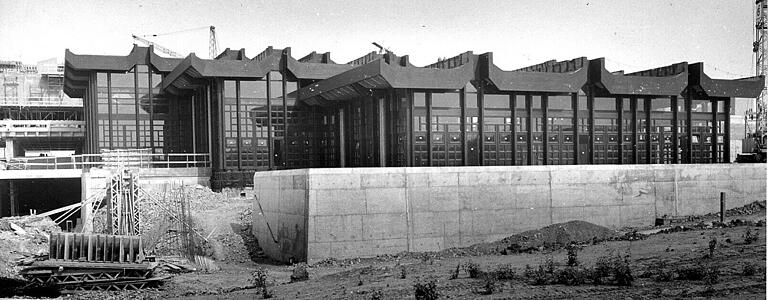 Von Studenten damals 'Chinatown' genannt: Die Hubland-Mensa im Juli 1976 während ihrer Errichtung als ein Projekt des Architekten Alexander von Branca. Von Studenten damals 'Chinatown' genannt: Die Hubland-Mensa im Juli 1976 während ihrer Errichtung als ein Projekt des Architekten Alexander von Branca.