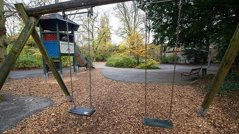 Der Spielplatz am Justizzentrum in Würzburg soll erneuert werden. Neue Spielgeräte und ein Bereich für Sportspiele sind geplant.&nbsp;
