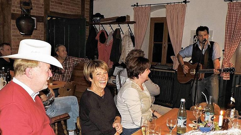 Freizeit-Cowboy: Beim Konzert des Songschreibers Markus Rill aus Würzburg in der Gaststätte Bayrische Schanz setzte sich der Bundestagsabgeordnete Hans Michelbach zum Spaß einen Hut auf. Seiner Frau gefiel's.