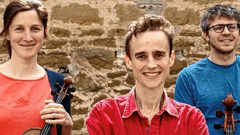 Anna Kuhlmann (Violine), Katia Bouscarrut (Klavier) und Jérémie Baduel (Violoncello) (im Bild von links) präsentierten im Alten Pfarrhaus in Binsbach ein anspruchsvolles Programm mit Werken für Klaviertrio. Anna Kuhlmann (Violine), Katia Bouscarrut (Klavier) und Jérémie Baduel (Violoncello) (im Bild von links) präsentierten im Alten Pfarrhaus in Binsbach ein anspruchsvolles Programm mit Werken für Klaviertrio.