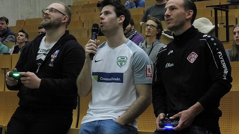 Showmatch in FIFA 17 zwischen Profi und Weltmeister Kait 'dito' Mollin (Mitte), E-Sports Marketinger Dominik Nowicki (links) und Würzburger Kickers Profi Simon Skarlatidis (rechts) Showmatch in FIFA 17 zwischen Profi und Weltmeister Kait 'dito' Mollin (Mitte), E-Sports Marketinger Dominik Nowicki (links) und Würzburger Kickers Profi Simon Skarlatidis (rechts)