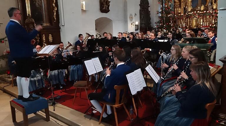 Ein beeindruckendes Bild boten die vielen Musiker des Musikvereins Hohenroth beim Dreikönigskonzert in der Klosterkirche am Kreuzberg.