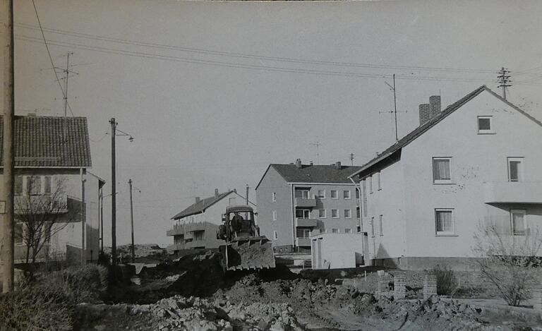 Die Häuser standen schon, aber danach wurde erst die Straße gebaut. Blick in die Brüder-Becker-Straße in den 1960-er Jahren. Die Häuser standen schon, aber danach wurde erst die Straße gebaut. Blick in die Brüder-Becker-Straße in den 1960-er Jahren.