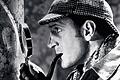 Sherlock Holmes: Der große, Pfeife rauchende, weibliche Reize konsequent ignorierende, gelegentlich zum Trübsinn neigende Asket verhielt sich im häuslichen Umgang schlampig (Szene aus &bdquo;Die Abenteuer des Sherlock Holmes&ldquo;, 1939, mit Basil Rathbone).