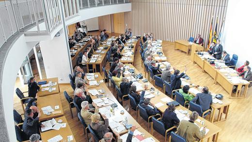 Stühlerücken: Im Schweinfurter Kreistag (im Bild die konstituierende Sitzung 2008) werden die Grünen künftig mit sechs statt vier Kreisräten einziehen. Stühlerücken: Im Schweinfurter Kreistag (im Bild die konstituierende Sitzung 2008) werden die Grünen künftig mit sechs statt vier Kreisräten einziehen.