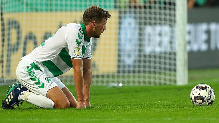 SpVgg Greuther Fürth - Borussia Dortmund       -  Zu Tode betrübt: Fürths Mario Maloca nach dem Pokal-Aus gegen Borussia Dortmund.